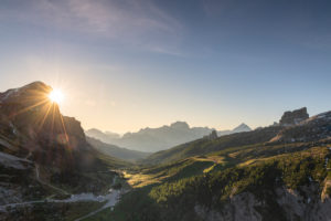 Sonnenaufgang in den Dolomiten, Blick auf den Tofane, den Monte Averau und die Cinque Torri, Italien Sonnenaufgang in den Dolomiten, Blick auf den Tofane, den Monte Averau und die Cinque Torri, Italien
